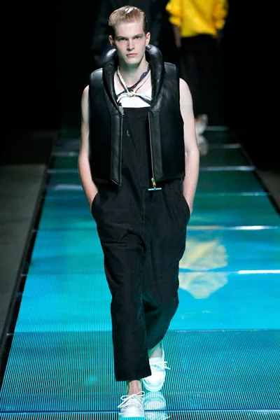 Look 15
